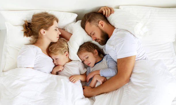 Familia durmiendo en colecho