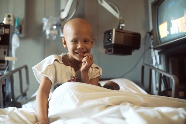 niño con cáncer en hospital