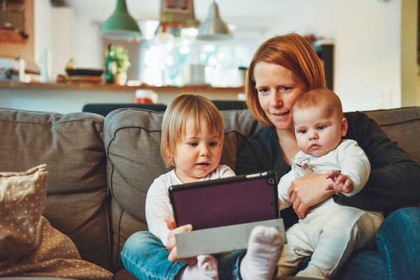 madres con hijos viendo la tablet