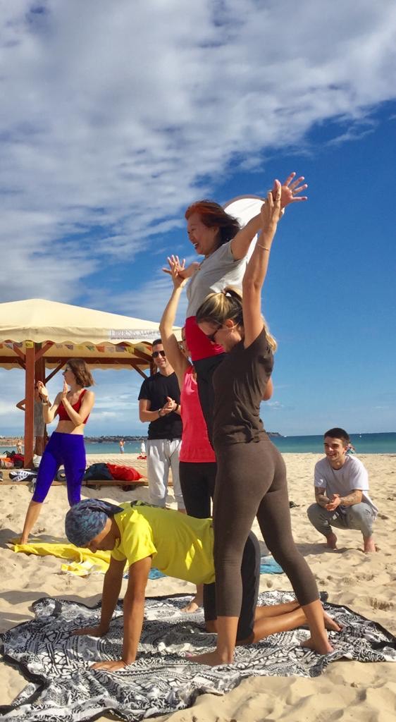 yoga acroyoga ancianos playa