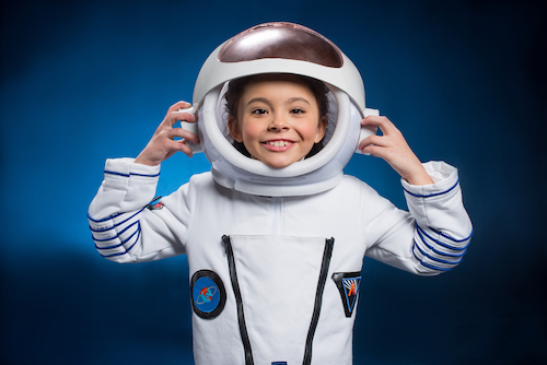 nina vestida astronauta