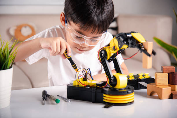 Niño feliz fabricando un robot