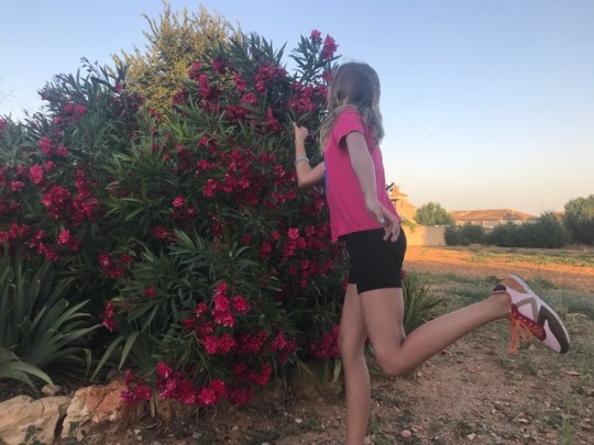adolescente-oliendo-flores